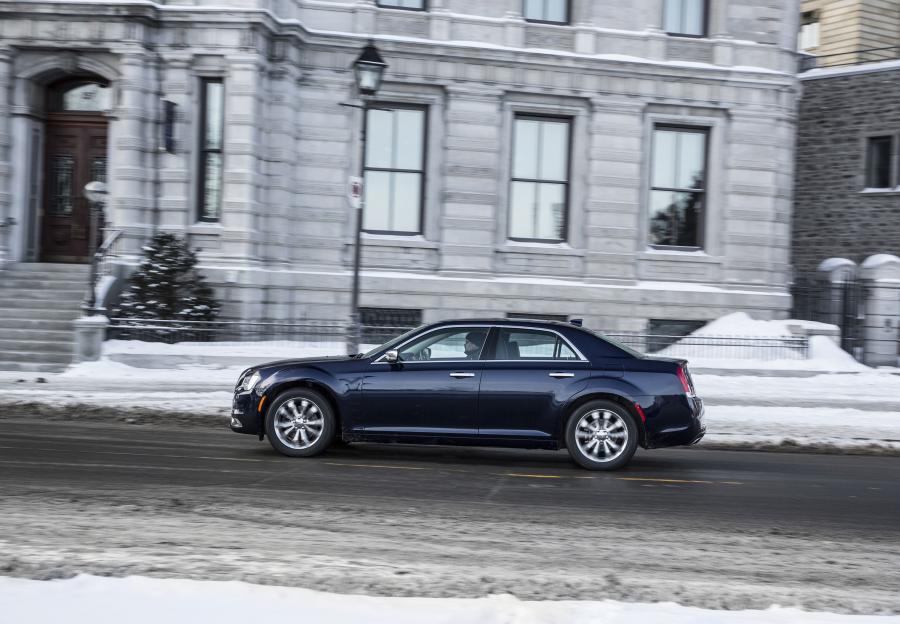  Chrysler 300C Platinum AWD 2015 года  (фото 3 из 4)